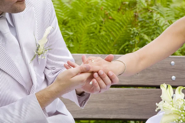 Verlobter Nimmt Braut Die Hand — Stockfoto