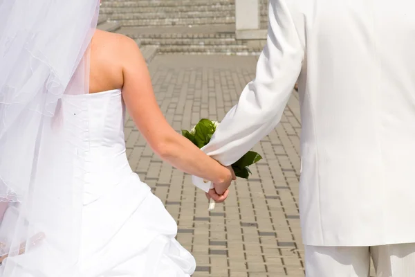 Braut Und Verlobter Gehen Zusammen — Stockfoto