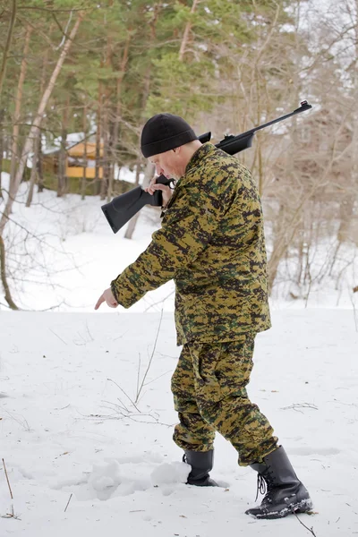 Мисливець Або Солдат Вказує Пальцем Сніг — стокове фото