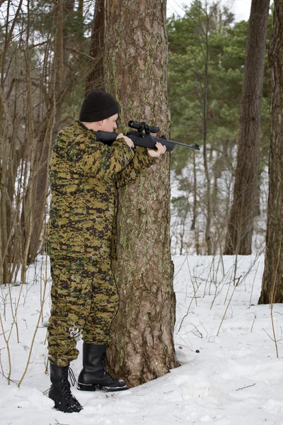 Κυνηγός Στρατιώτης Παίρνει Στόχο Από Πίσω Από Ένα Δέντρο — Φωτογραφία Αρχείου