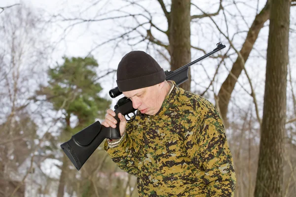 Soldado Cazador Sostiene Rifle Mira Hacia Abajo —  Fotos de Stock