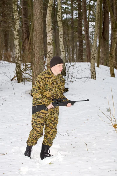 Στρατιώτη Κυνηγός Κινείται Στο Δάσος Του Χειμώνα — Φωτογραφία Αρχείου