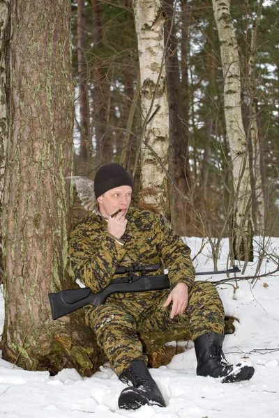 Voják Nebo Lovec Odpočinek Kouří Doutník — Stock fotografie