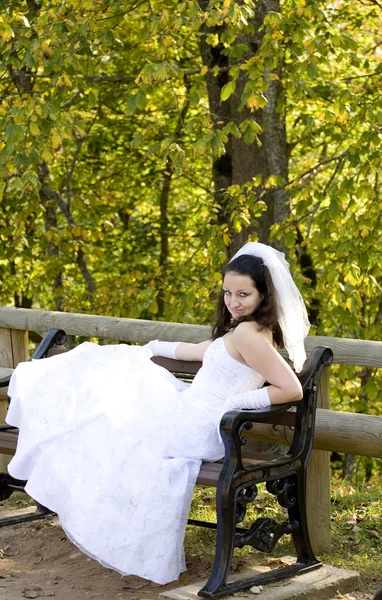 Eine Braut Die Auf Einer Bank Sitzt Und Dich Ansieht Stockbild