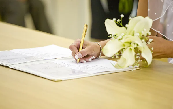 Braut Unterschreibt Die Heiratsurkunde lizenzfreie Stockfotos
