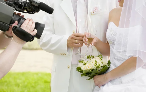 Betreiber Filmt Glückliches Frisch Verheiratetes Paar lizenzfreie Stockfotos