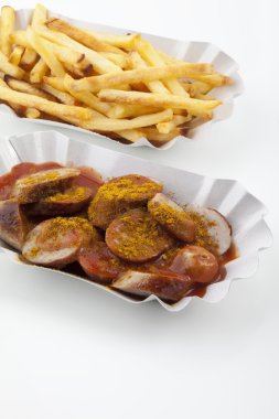 caurried sosis kızartması, eine angerichtete currywurst mit pommes ile