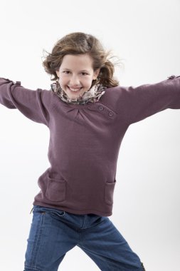 Girl is happy, Mädchen ist glücklich und breitet die Arme aus