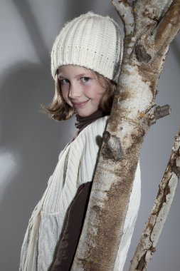 Girl wearing autumn outfit, Mädchen steht mit lässiger Pose im Studio und präsentiert ihr Herbst-Outfit