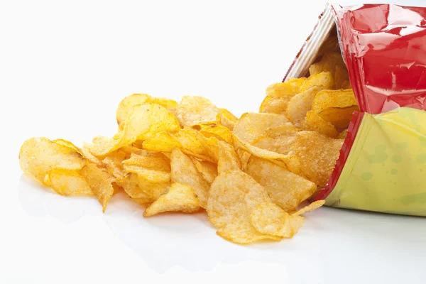 Мешок картофельных чипсов, картофельные чипсы — стоковое фото
