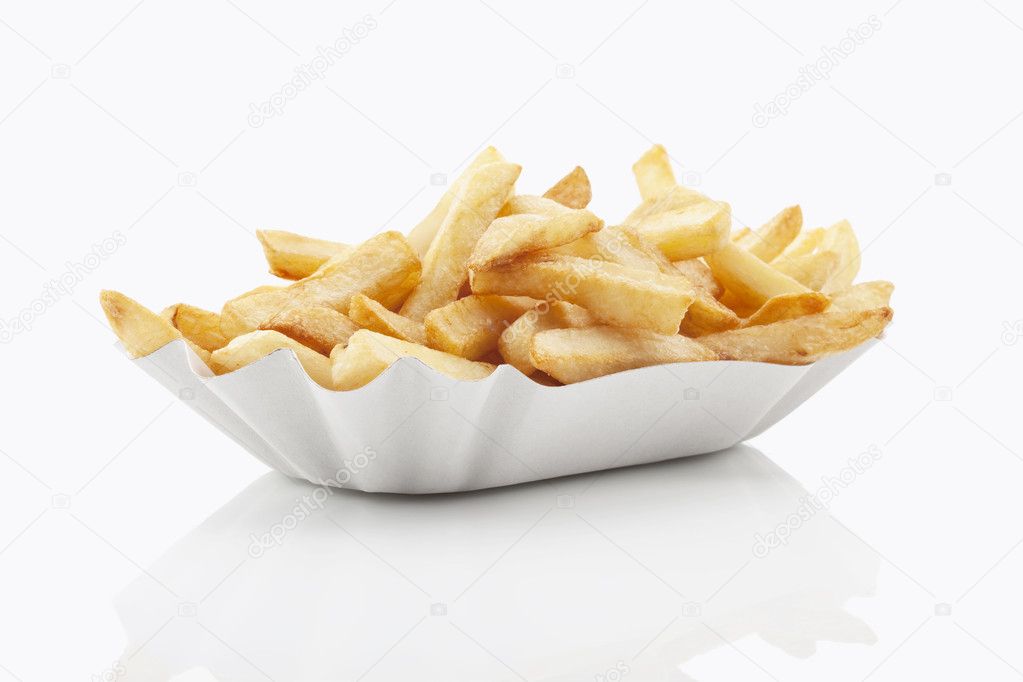 French fries on a paper plate, Pommes auf einem Pappteller