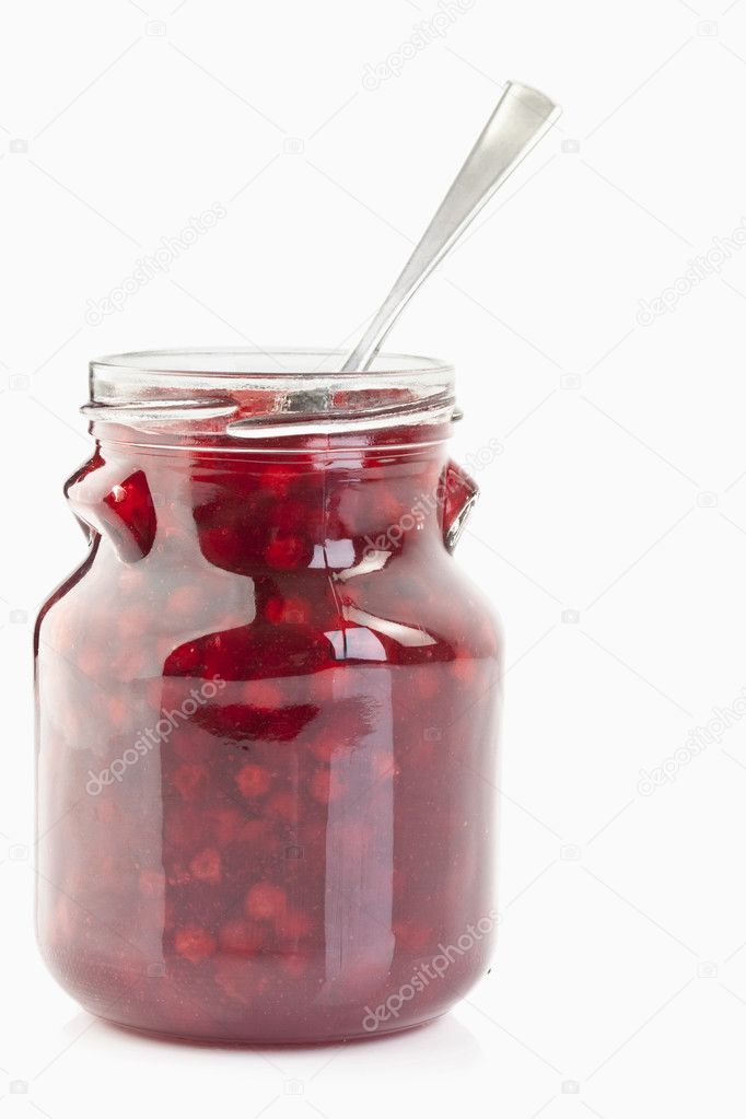 Glas of lingonberries, Ein Löffel steckt in einem Glas mit Preiselbeeren
