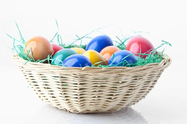 Colored Eggs Nest Bunte Ostereier Einem Koerbchen — Stock Photo, Image