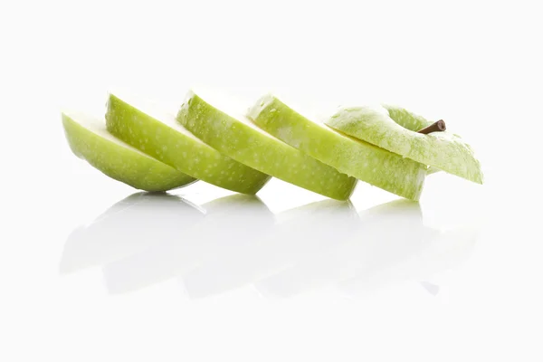 Ein Gruener Apfel Auf Weissem Hintergrund Uma Maçã Verde Fatiada — Fotografia de Stock