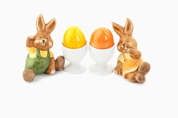 Dos Conejitos Pascua Están Sentados Junto Dos Huevos Colores —  Fotos de Stock