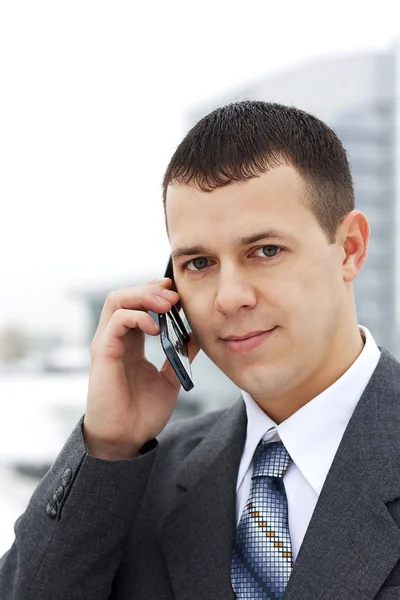 Successful young businessman talking on the phone — Stock Photo, Image