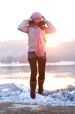 pozitif gülümseyen kız Kış Giysi - atlama