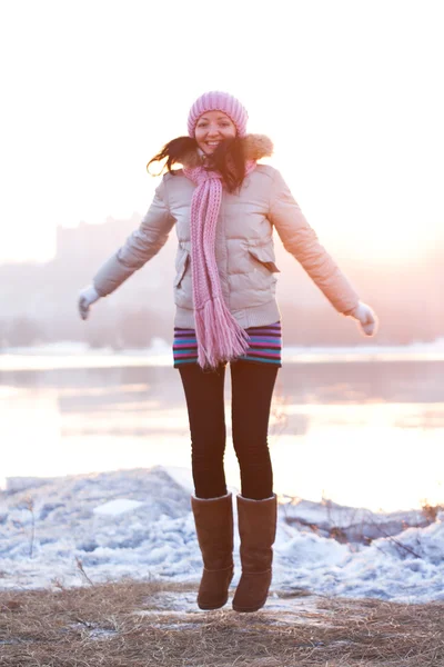 Positiv lächelndes Mädchen in Winterkleidung - Springen — Stockfoto