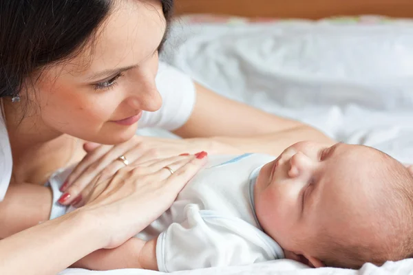 stock image Mom leaned over the sleeping child