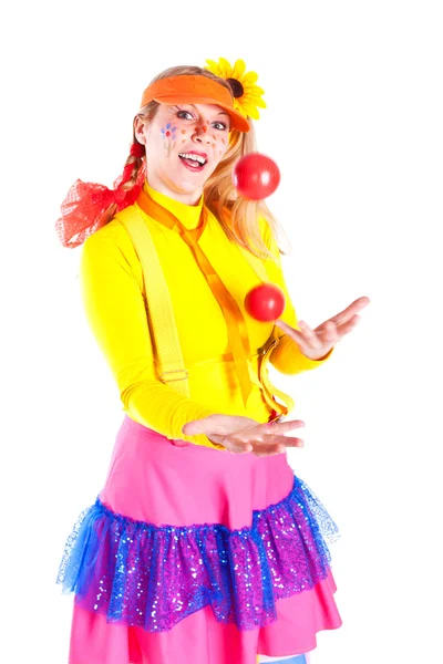 Una chica vestida como Pippi Medias largas haciendo malabares — Foto de Stock