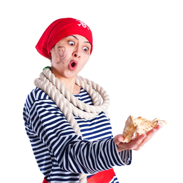 Meisje gekleed als een piraat met een zeeschelp — Stockfoto