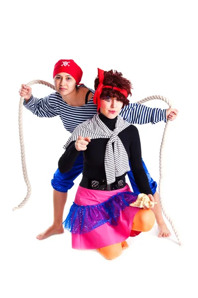 Korsanlar gibi giyinmiş iki kız — Stok fotoğraf
