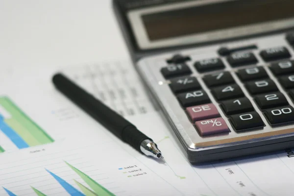 Financieel concept. rekenmachine en pen. — Stockfoto
