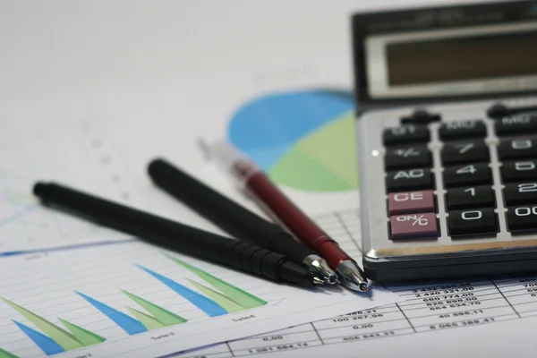 Finanzkonzept. Taschenrechner und Stift. — Stockfoto