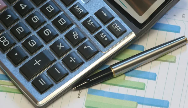 Penna e calcolatrice sul tavolo finanziario — Foto Stock
