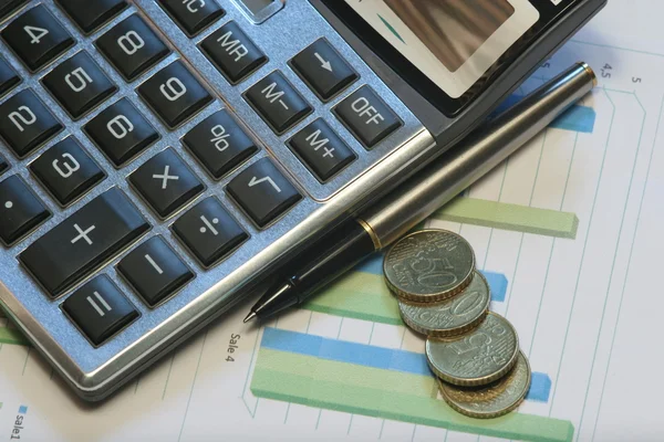 Caneta e calculadora na tabela financeira — Fotografia de Stock
