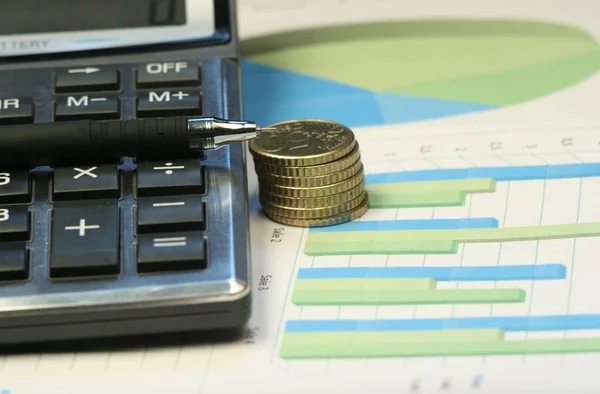 Caneta e calculadora na tabela financeira — Fotografia de Stock