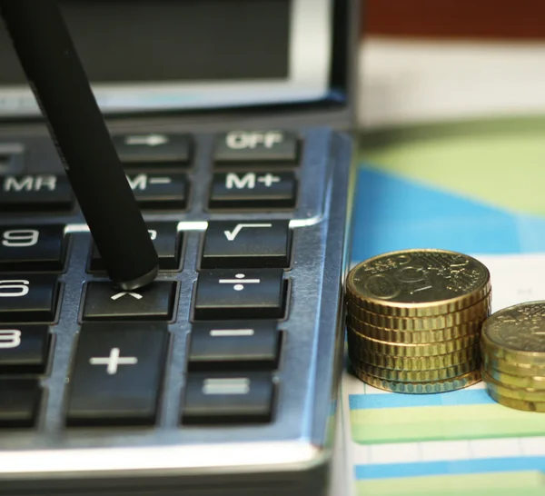 Pen and calculator on the financial table — Stock Photo, Image