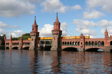 oberbaum Köprüsü berlin metro boyunca en eski köprü biridir