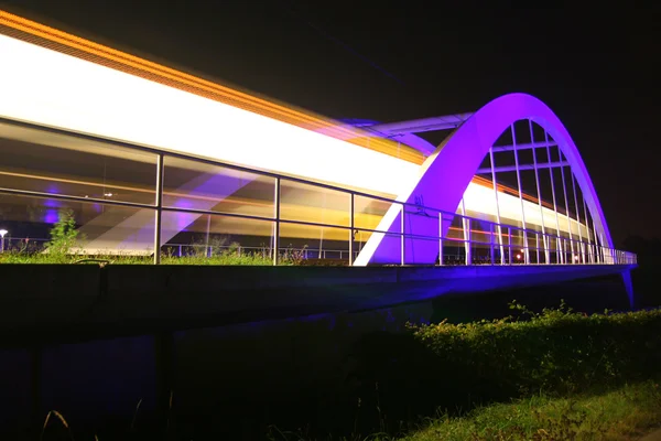 Eine Stadtbahn Passiert Eine Beleuchtete Brücke Bei Stuttgart — Stockfoto