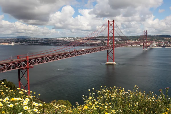 Ponte 25 de abril i Lissabon — Stockfoto