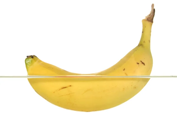 Un plátano nada en el agua —  Fotos de Stock