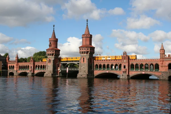 Die Oberbaumbrücke Ist Eine Der Ältesten Brücken Entlang Der Berliner — Stockfoto
