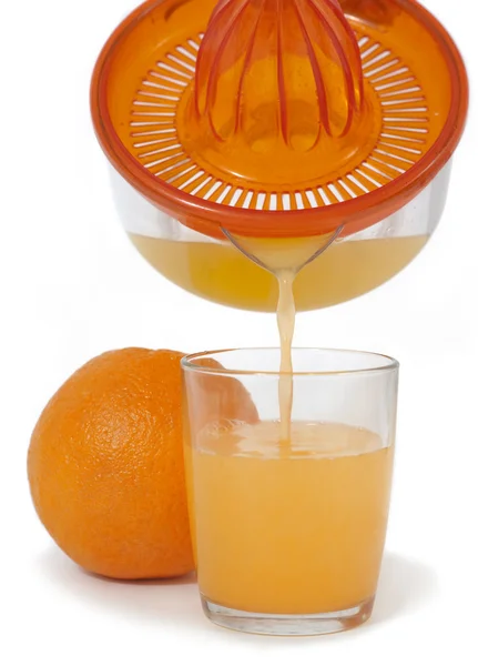 ジューサーからオレンジ ジュースを注ぐ ストックフォト