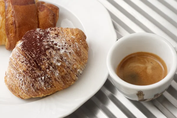 Kopje Koffie Met Croissant — Stockfoto
