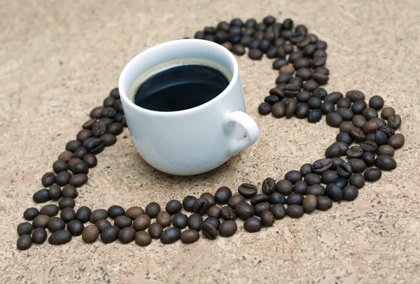 Kopp Kaffe Omgärdade Hjärta Form Tillverkad Kaffebönor Royaltyfria Stockbilder