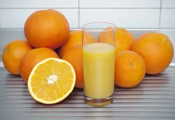 オレンジ ジュースのガラスを持つオレンジ ロイヤリティフリーのストック画像
