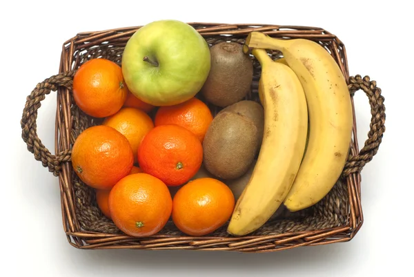 白で隔離される枝編み細工品バスケットで健康的な果物 ストック画像