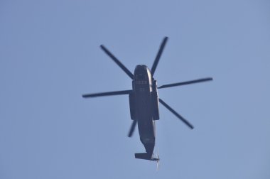 hubschrauber bir blauem himmel