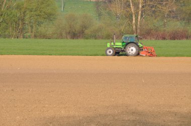 Traktor bei der Aussaat