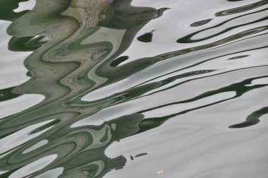 Leichte Wellen auf Wasseroberfläche