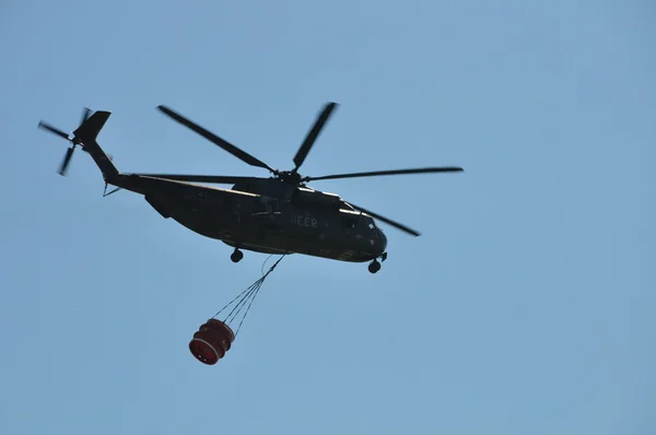 Hubschrauber Mit Traglast Blauem Himmel — Zdjęcie stockowe