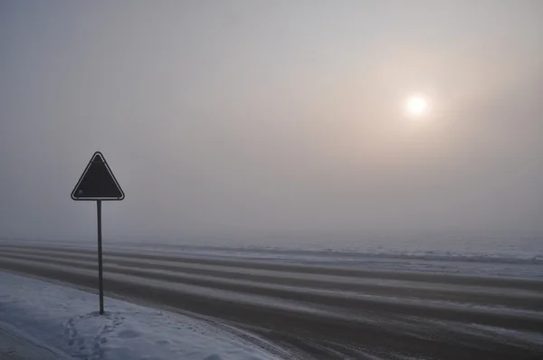 Verkehrsschild Eine Landstraße Nebel Bei Winterwetter Mit Schnee — Stockfoto