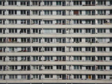 Formatfüllend: Hochhausfassade mit Balkons clipart