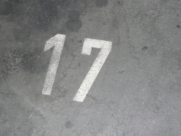 Zahl 17 auf Asfalto — Foto de Stock
