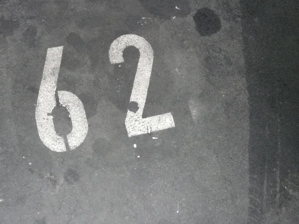 Zahl 62 auf asfaltu — Zdjęcie stockowe